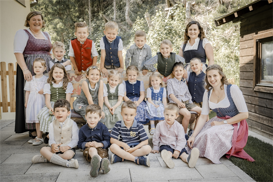 eine Kindergartengruppe, die für ein Foto posieren
